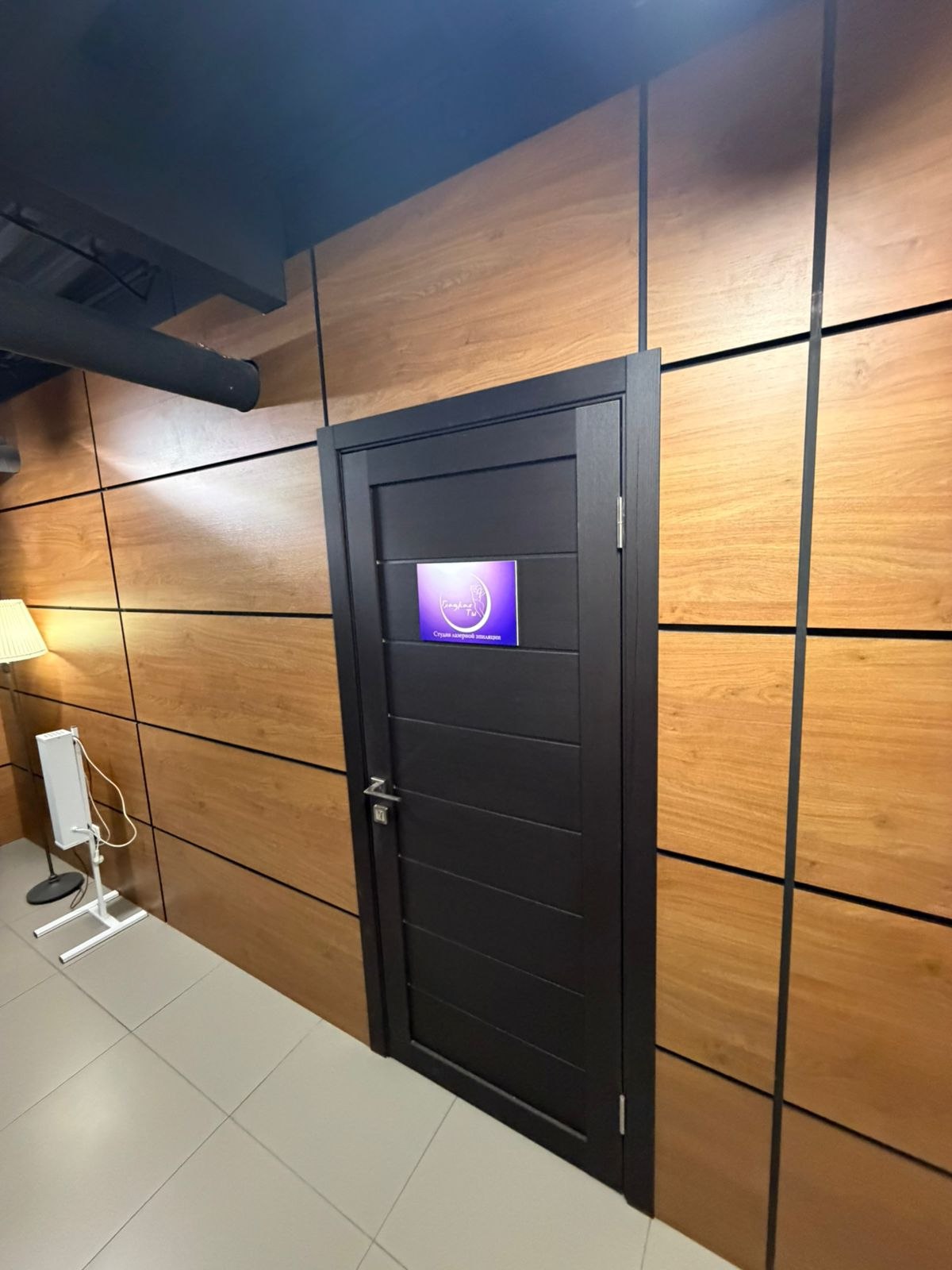 Вход в студию